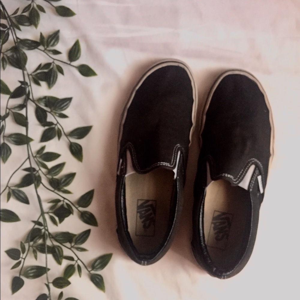 VANS || black slip-on sneakers